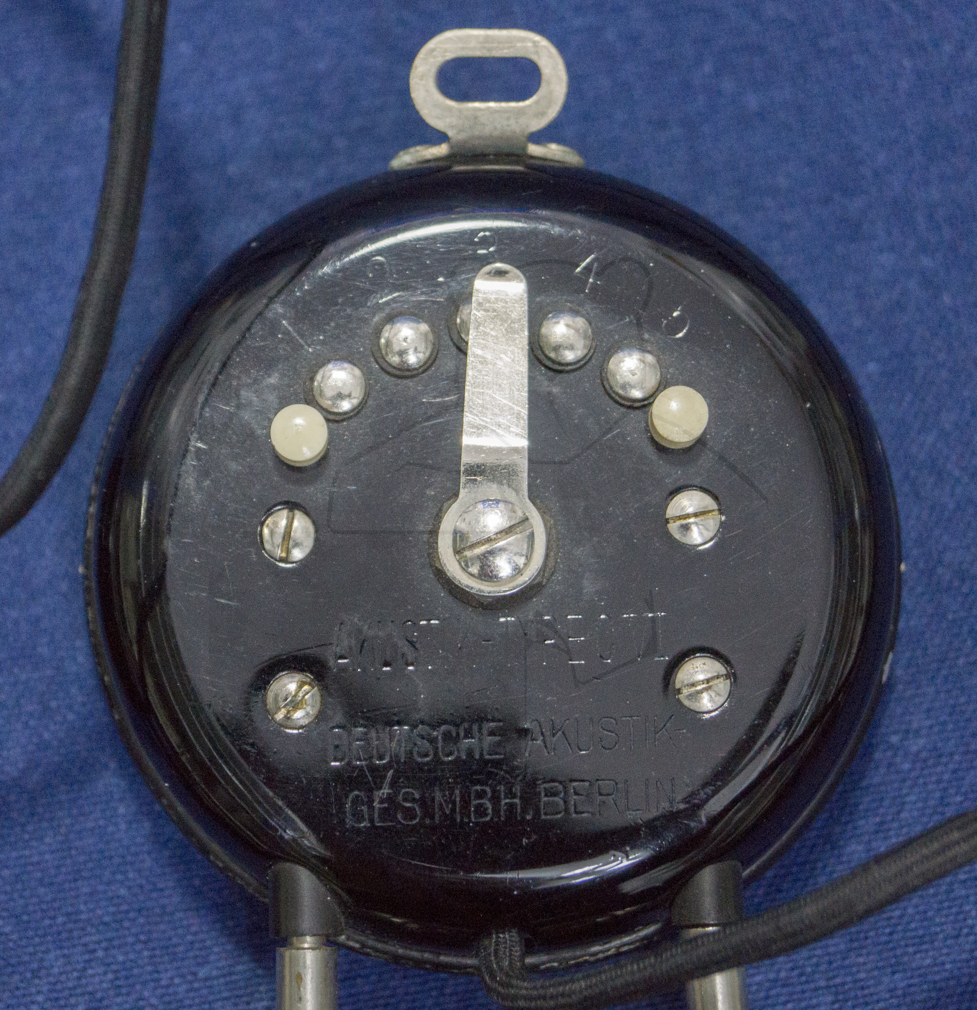 Hörgerät "Ich Höre Alles", ca. 1928/1930, Rückseite Kohlemikrophone mit Lautstärkeregelung